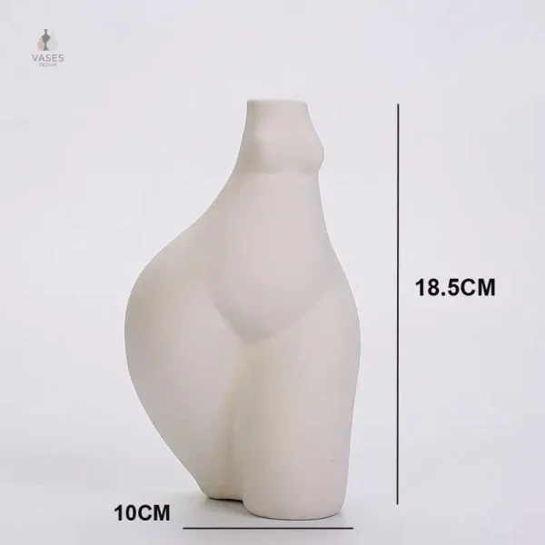 Vase céramique décoratif, forme inspirée par le corps
