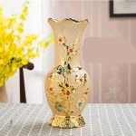 Vase doré en céramique au design raffiné