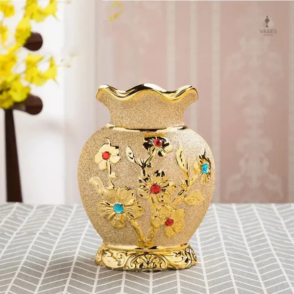 Vase en céramique avec finition dorée brillante