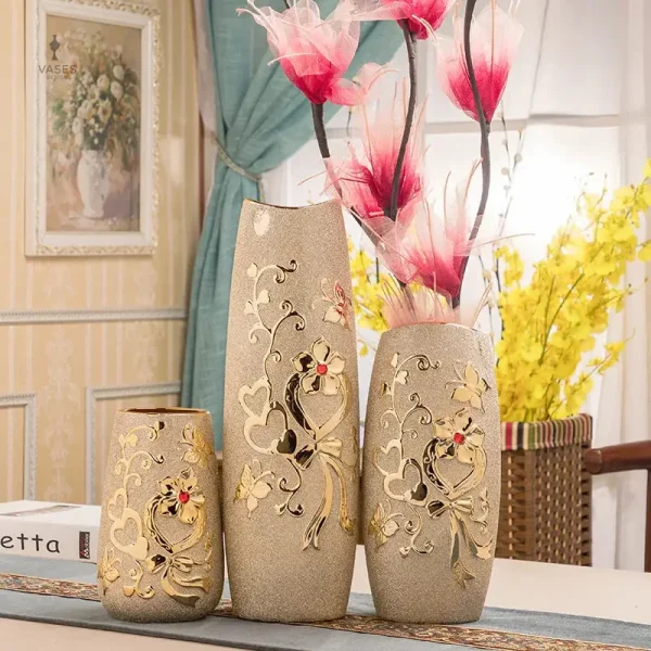 Élément décoratif en céramique dorée chic
