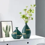 Vase décoratif en céramique aux lignes nettes