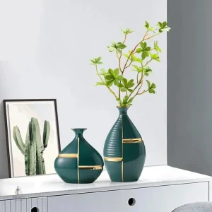 Vase décoratif en céramique aux lignes nettes