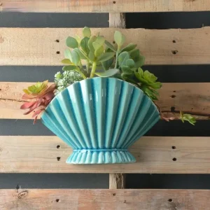 Vase design en céramique avec motif coquillage
