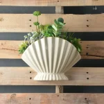 Vase contemporain en céramique, forme coquillage élégante