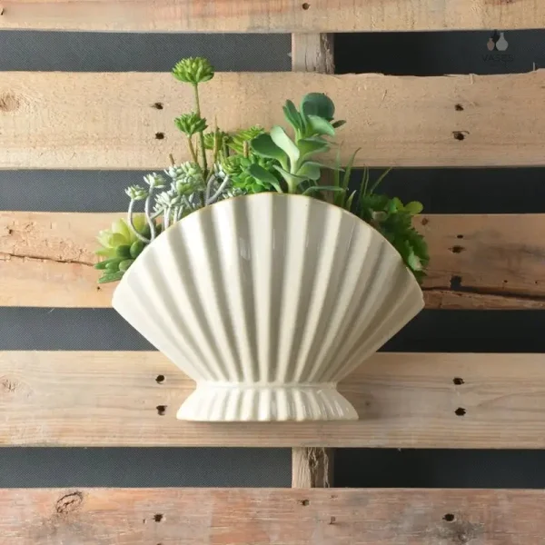 Vase contemporain en céramique, forme coquillage élégante