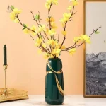 Vase en céramique vert, style minimaliste