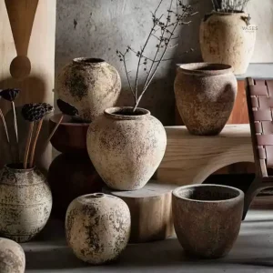 Vase vintage en céramique avec motifs uniques