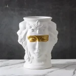 Vase décoratif en céramique avec motif visage