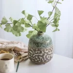 Ancien vase chinois avec couleurs vibrantes