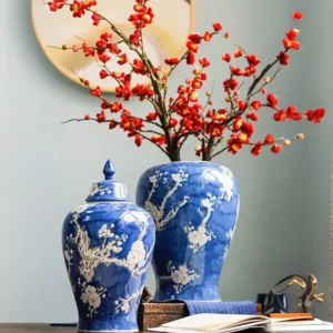 Vase en céramique bleue ornée de motifs chinois