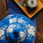 Vase en porcelaine chinoise au motif classique