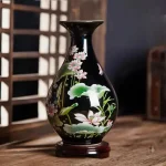 Vase noir en céramique chinoise traditionnelle