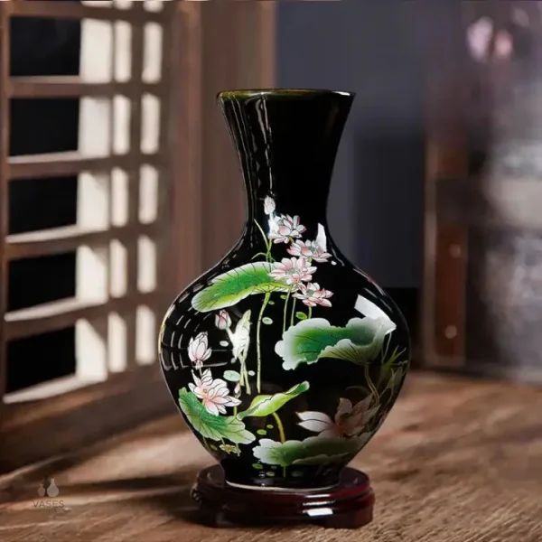 Vase en porcelaine noir, design classique
