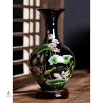 Vase noir décoratif inspiré de l'art chinois