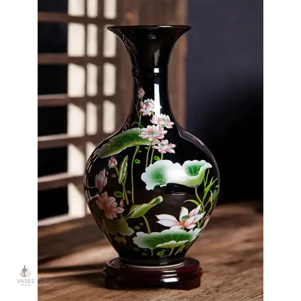 Vase noir décoratif inspiré de l'art chinois
