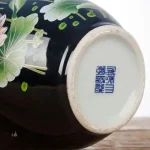Vase chinois avec motifs raffinés sur la surface