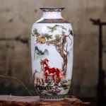 Vase en céramique à motifs traditionnels