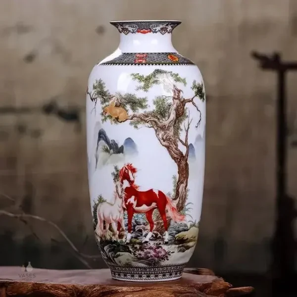 Vase en céramique à motifs traditionnels
