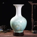 Vase chinois en porcelaine colorée avec motifs