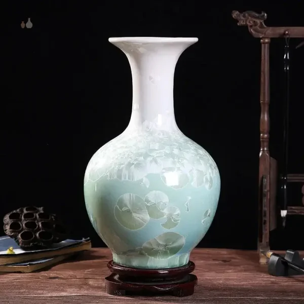 Vase chinois en porcelaine colorée avec motifs