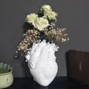 Vase en forme de coeur au design anatomique