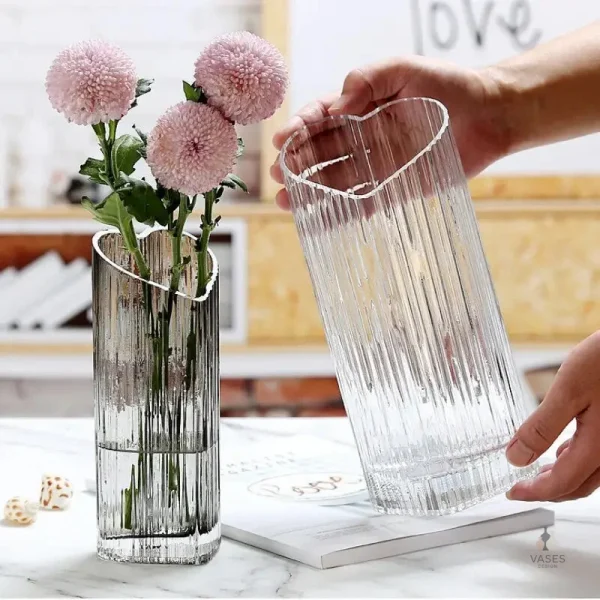 Vase en forme de cœur en verre transparent