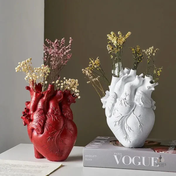 Vase en forme de cœur humain, design unique