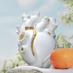 Vase en forme de coeur moderne