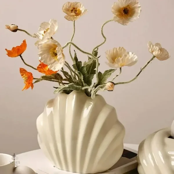 Vase coquillage beige élégant pour décoration intérieure