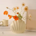 Vase en forme de coquillage beige, design naturel