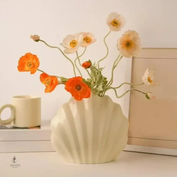 Vase en forme de coquillage beige, design naturel