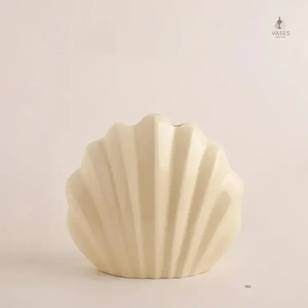 Vase beige inspiré des formes marines, style contemporain