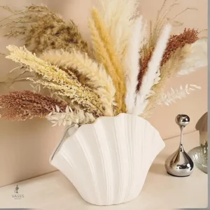 Vase blanc inspiré des formes marines