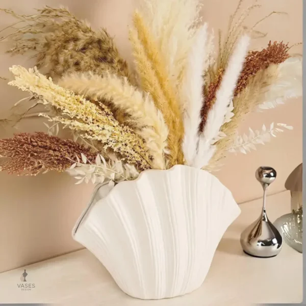 Vase blanc inspiré des formes marines