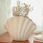 Vase blanc au design nautique unique
