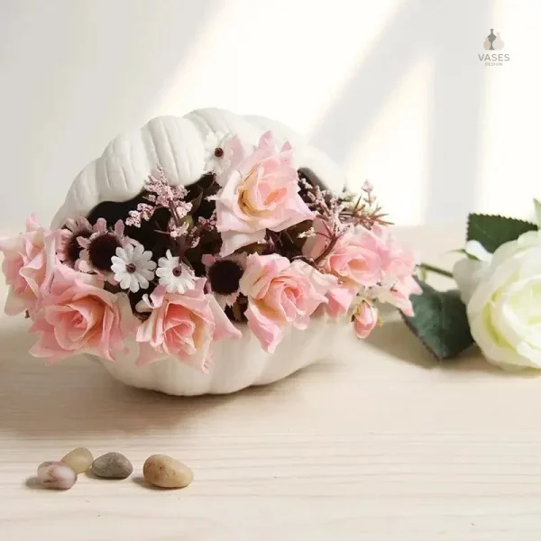 Vase en forme de coquillage doré pour embellir votre espace