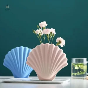 Vase en forme de coquillage, teinte rose délicate