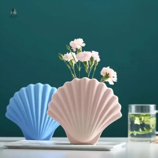 Vase en forme de coquillage, teinte rose délicate