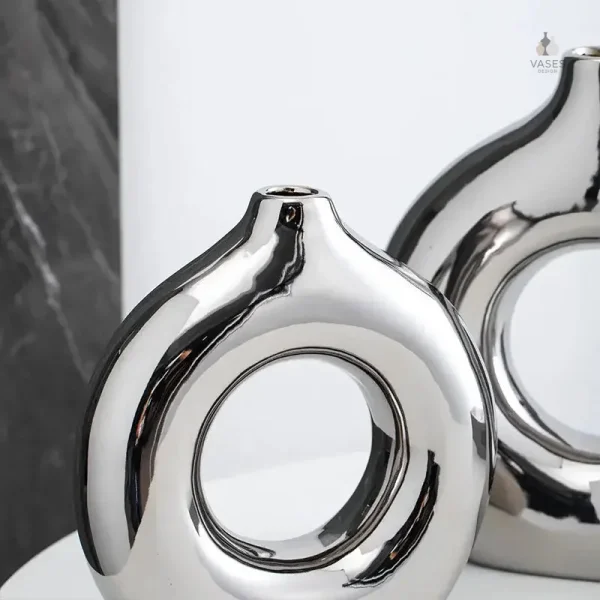 Vase argent, choix idéal pour arrangements floraux