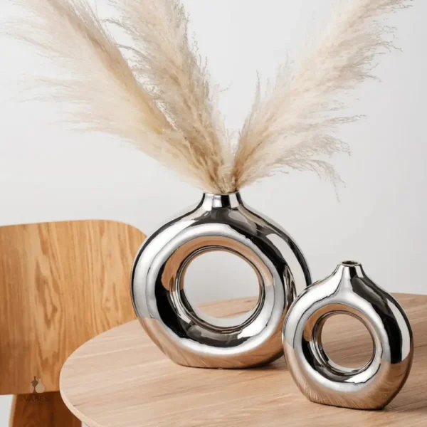 Vase en métal argenté, style contemporain