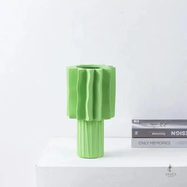 Vase vert classique avec une finition lisse
