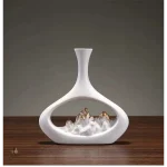 Vase creux polyvalent pour différents arrangements floraux