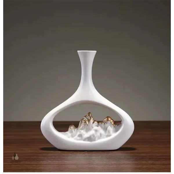 Vase creux polyvalent pour différents arrangements floraux