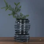 Vase en cristal aux lignes épurées et raffinées
