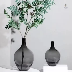Vase noir en forme de dame jeanne classique