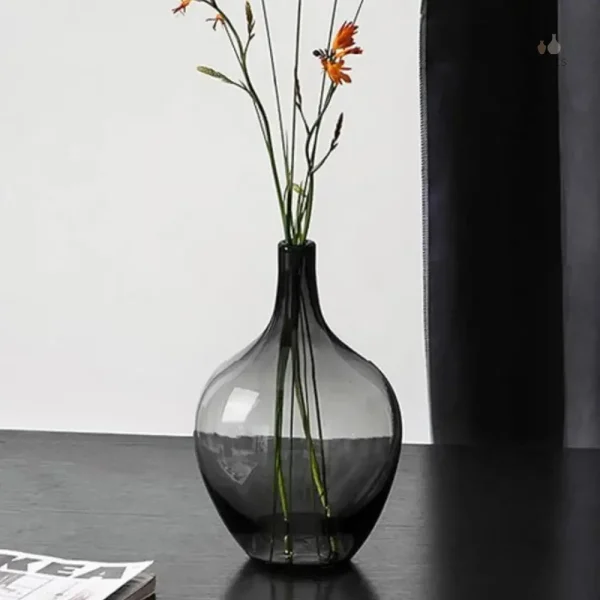 Vase dame jeanne noir, un choix moderne