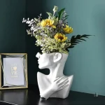 Demi visage vase élégant en finition mate