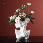 Vase visage stylisé, pièce maîtresse décorative