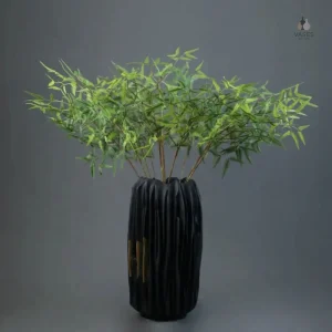 Vase noir design minimaliste pour intérieur stylé