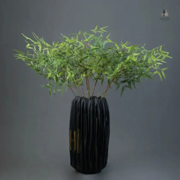Vase noir design minimaliste pour intérieur stylé
